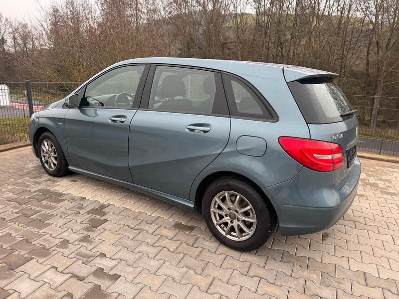 Gebraucht Mercedes B180 122 PS (89 kW) 2013 Blau Van / Kleinbus