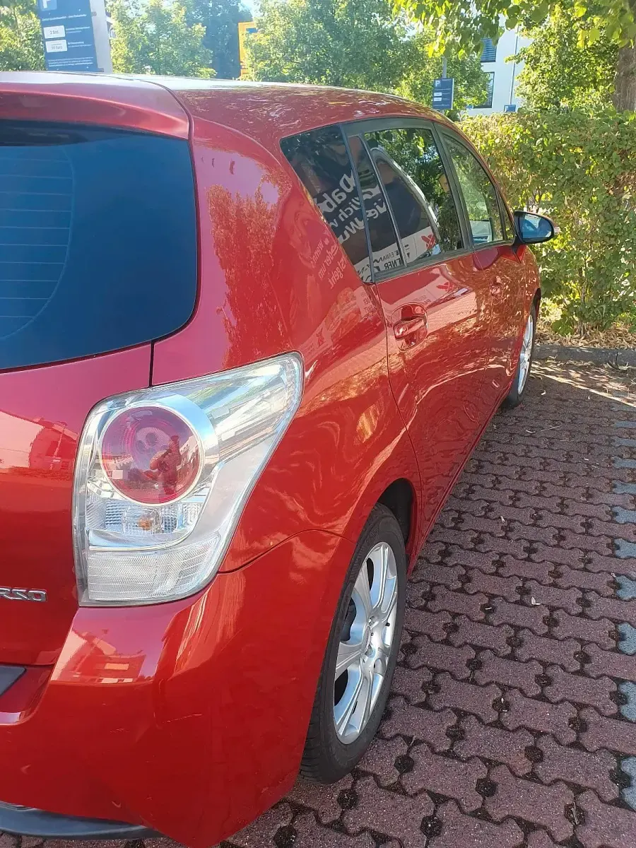 Gebraucht Toyota Verso 177 PS (130 kW) 2013 Rot Van / Kleinbus