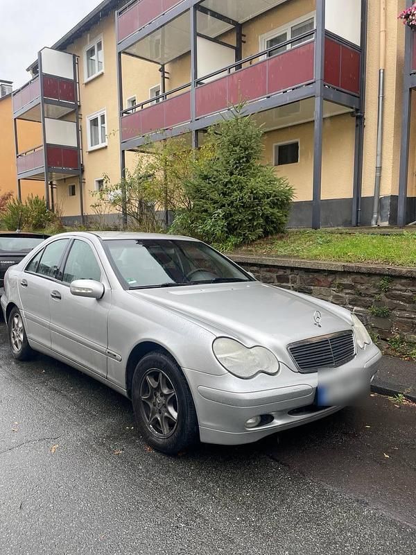 Grau Gebraucht 2003 Mercedes C180 Limousine | 3.100 € (Etwas zu teuer) - Bild 1/4