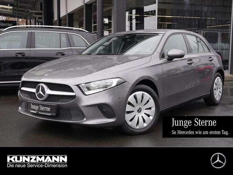 Mountaingrau metallic Gebraucht 2022 Mercedes A250 Limousine | 19.840 € (Superpreis) - Bild 1/4