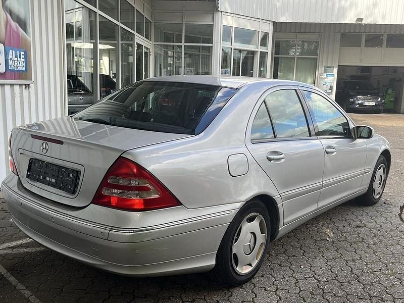 Second-hand Mercedes C200 Elegance 163 CP (119 kW) 2002 Argintiu Berlinǎ