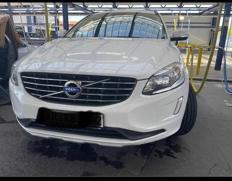 Weiß Gebraucht 2016 Volvo XC60 Momentum SUV | 16.000 € (Guter Preis) - Bild 1/4