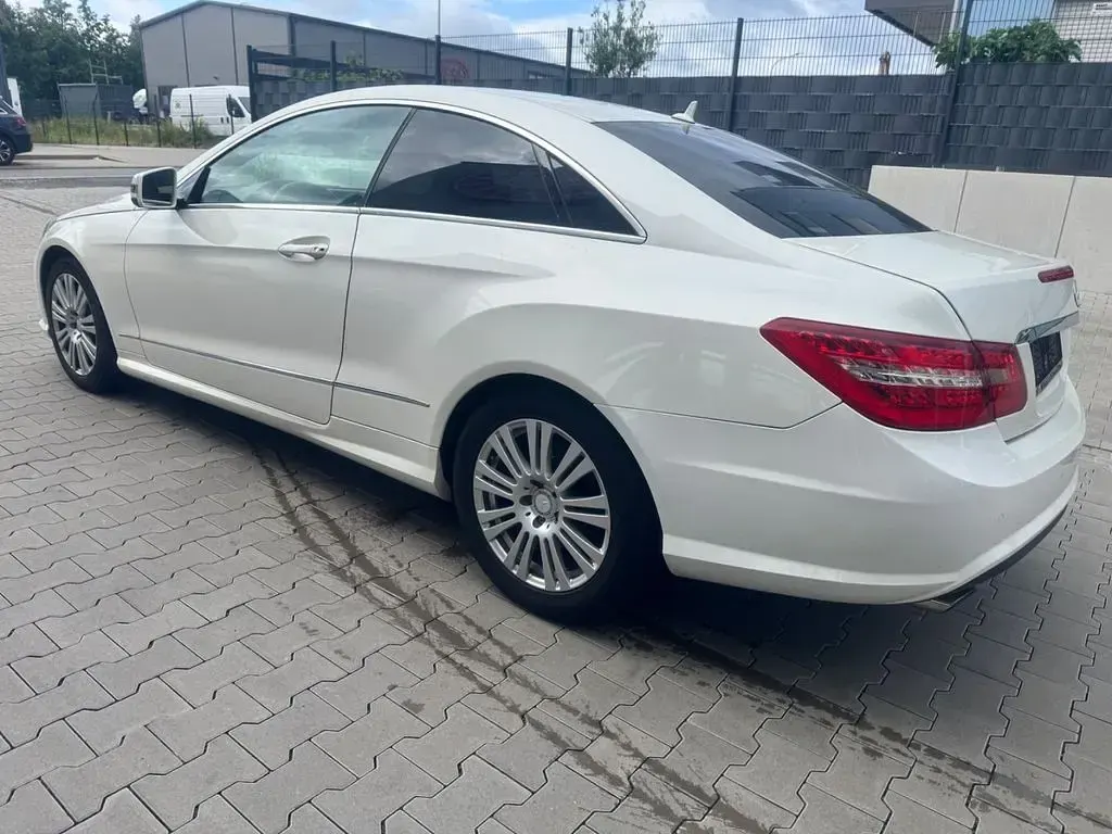 Gebraucht Mercedes E250 204 PS (150 kW) 2010 Schwarz Coupé