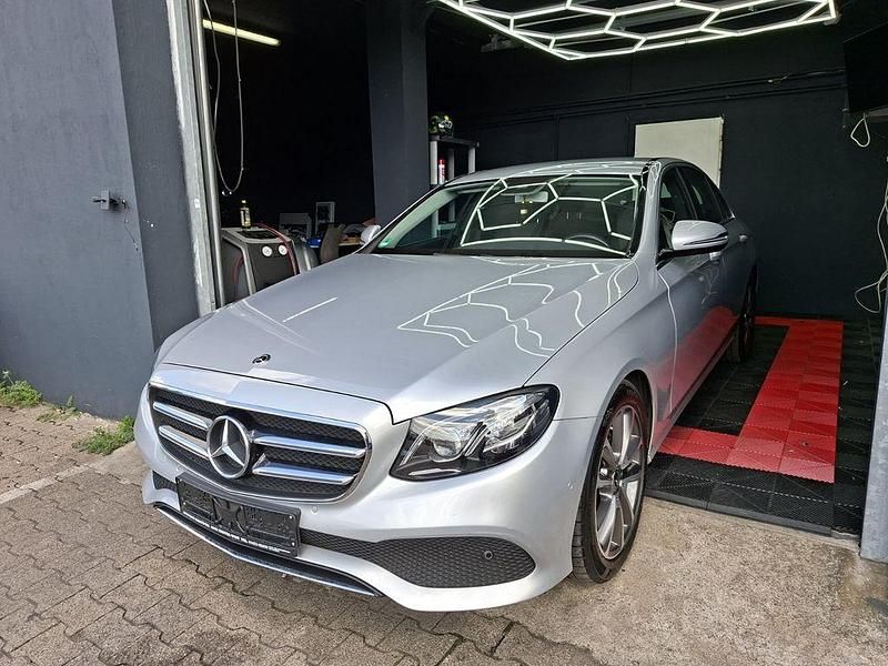 Silber Gebraucht 2020 Mercedes E220 Avantgarde Limousine | 31.499 € (Superpreis) - Bild 1/4