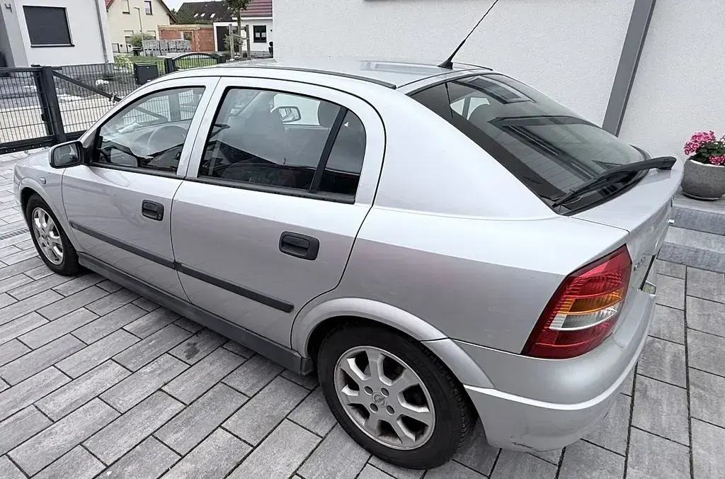 Gebraucht Opel Astra 101 PS (74 kW) 2003 Silber Limousine