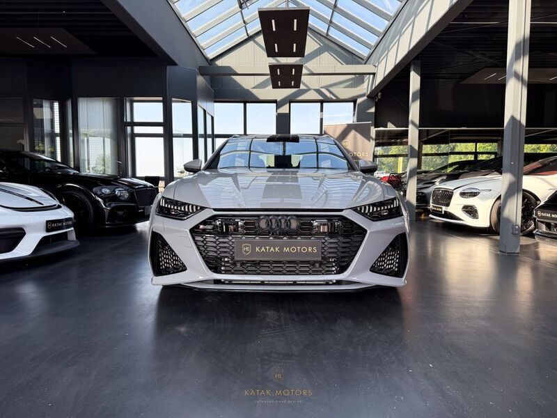 Grau Neu 2025 Audi RS6 Performance Limousine | 154.581 € (Fairer Preis) - Bild 1/4