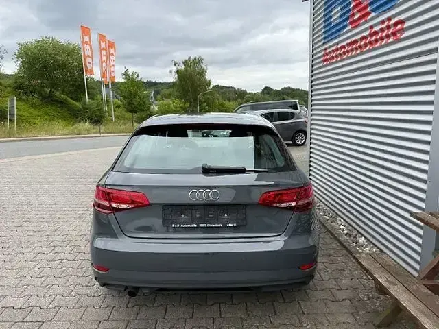 Gebraucht Audi A3 Basis 116 PS (85 kW) 2018 Grau Limousine