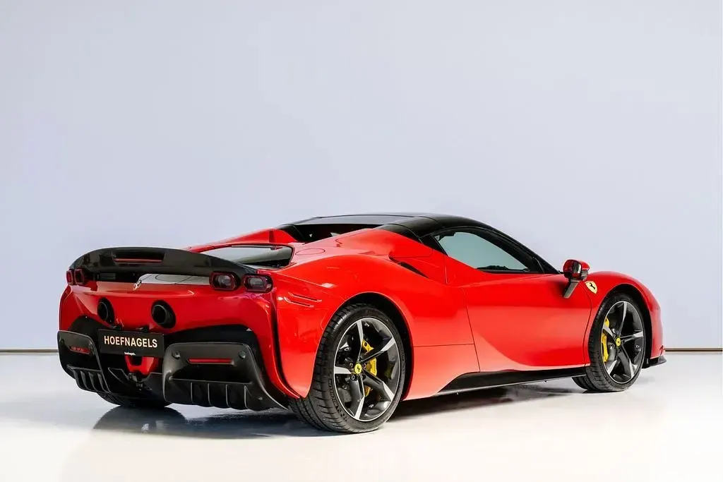 Second-hand Ferrari SF90 999 CP (734 kW) 2026 Roșu Cabrio