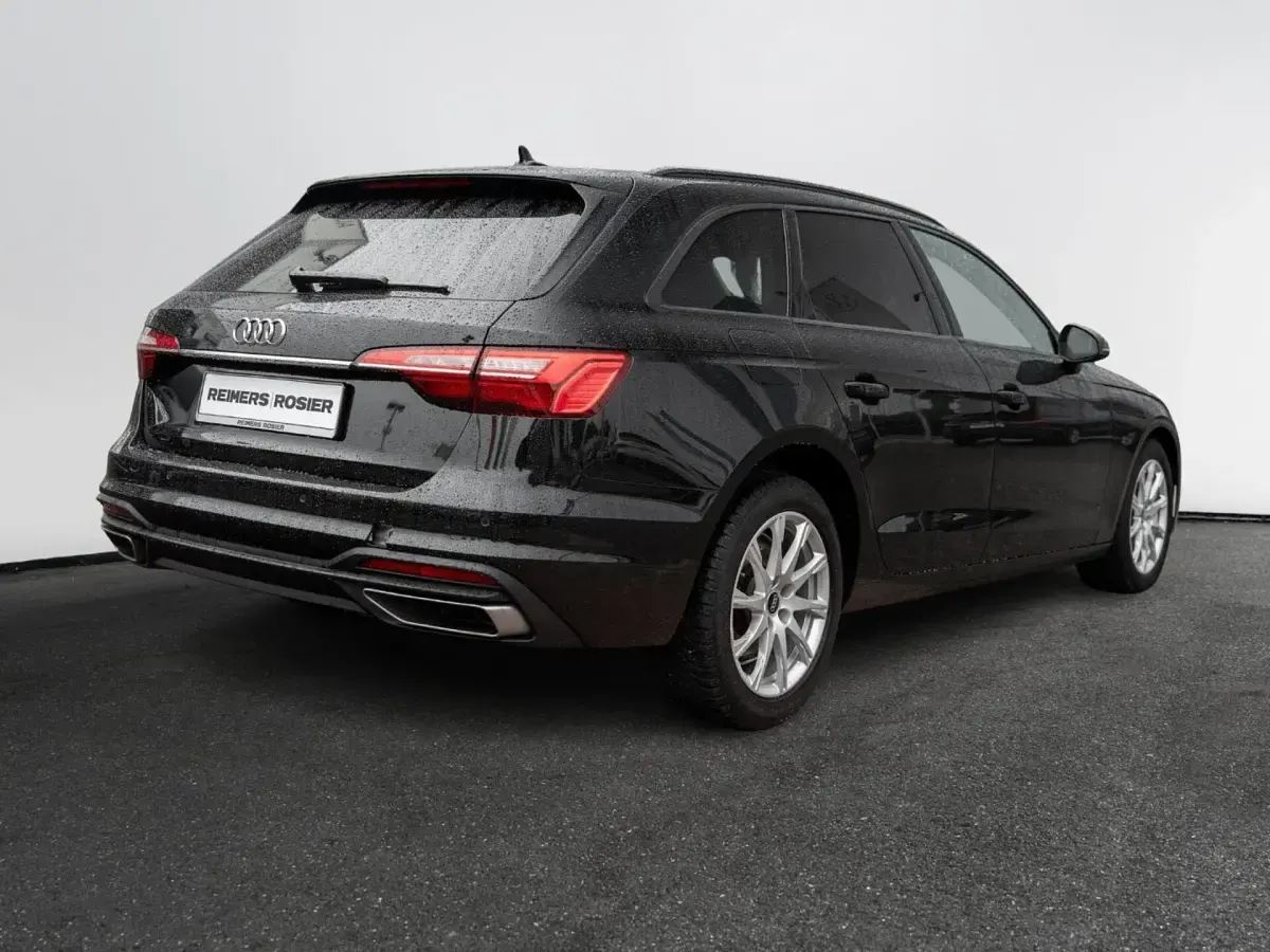 Gebraucht Audi A4 Basis 150 PS (110 kW) 2022 Schwarz Kombi