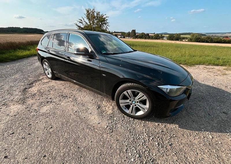 Schwarz Gebraucht 2013 BMW 318 Sport Line Kombi | 6.599 € (Fairer Preis) - Bild 1/4