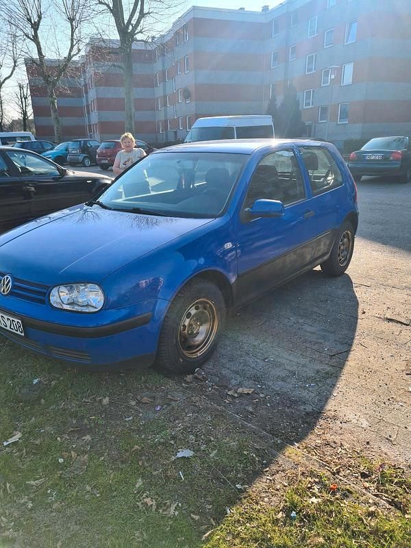 Blau Gebraucht 2001 VW Golf IV Kleinwagen | 1.599 € - Bild 1/4