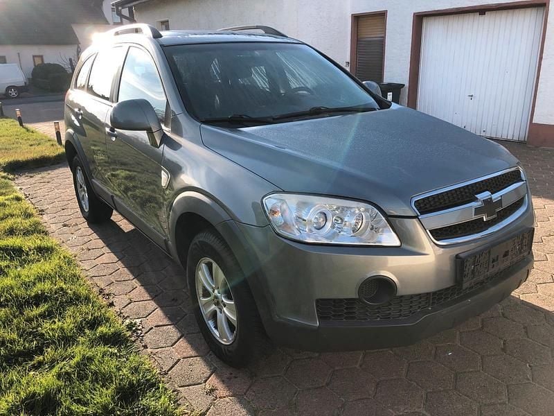 Grau Gebraucht 2011 Chevrolet Captiva SUV | 3.200 € (Superpreis) - Bild 1/4
