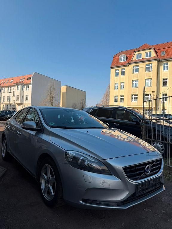 Gebraucht Volvo V40 You! 114 PS (83 kW) 2014 Silber Limousine