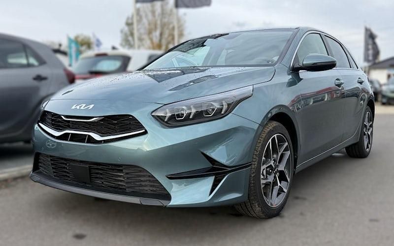 Neu Kia Ceed 140 PS (102 kW) 2025 Grau Kleinwagen