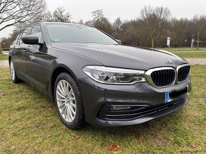 Grau Gebraucht 2020 BMW 520 Shadowline Kombi | 27.800 € (Guter Preis) - Bild 1/4