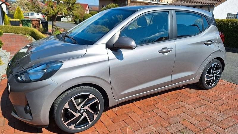 Grau Gebraucht 2022 Hyundai i10 Trend Kleinwagen | 13.700 € (Fairer Preis) - Bild 1/4
