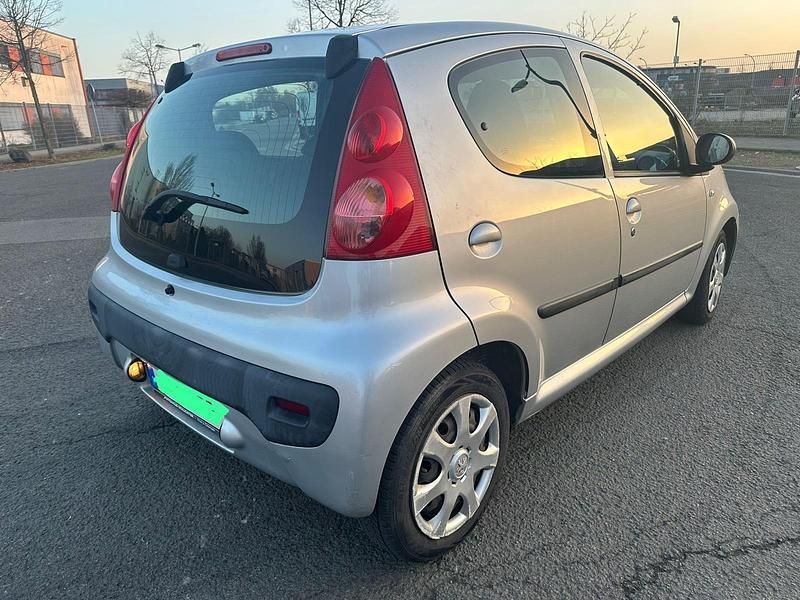Gebraucht Peugeot 107 68 PS (50 kW) 2009 Silber Kleinwagen