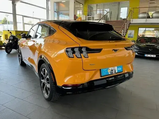 Usata Ford Mustang Mach-E 197 kW (269 CV) 2022 Arancione SUV