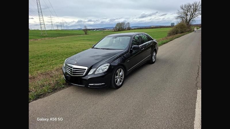 Gebraucht Mercedes E220 Avantgarde 170 PS (125 kW) 2010 Schwarz Limousine