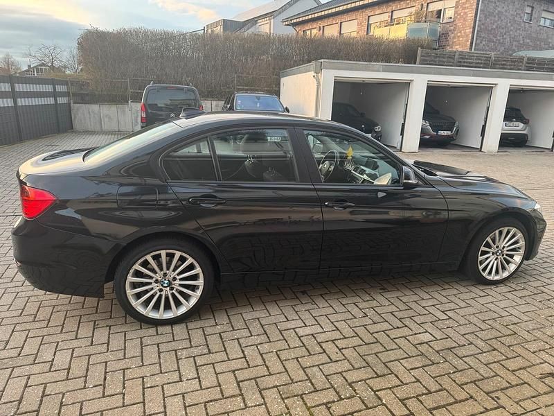 Gebraucht BMW 318 143 PS (105 kW) 2012 Schwarz Limousine