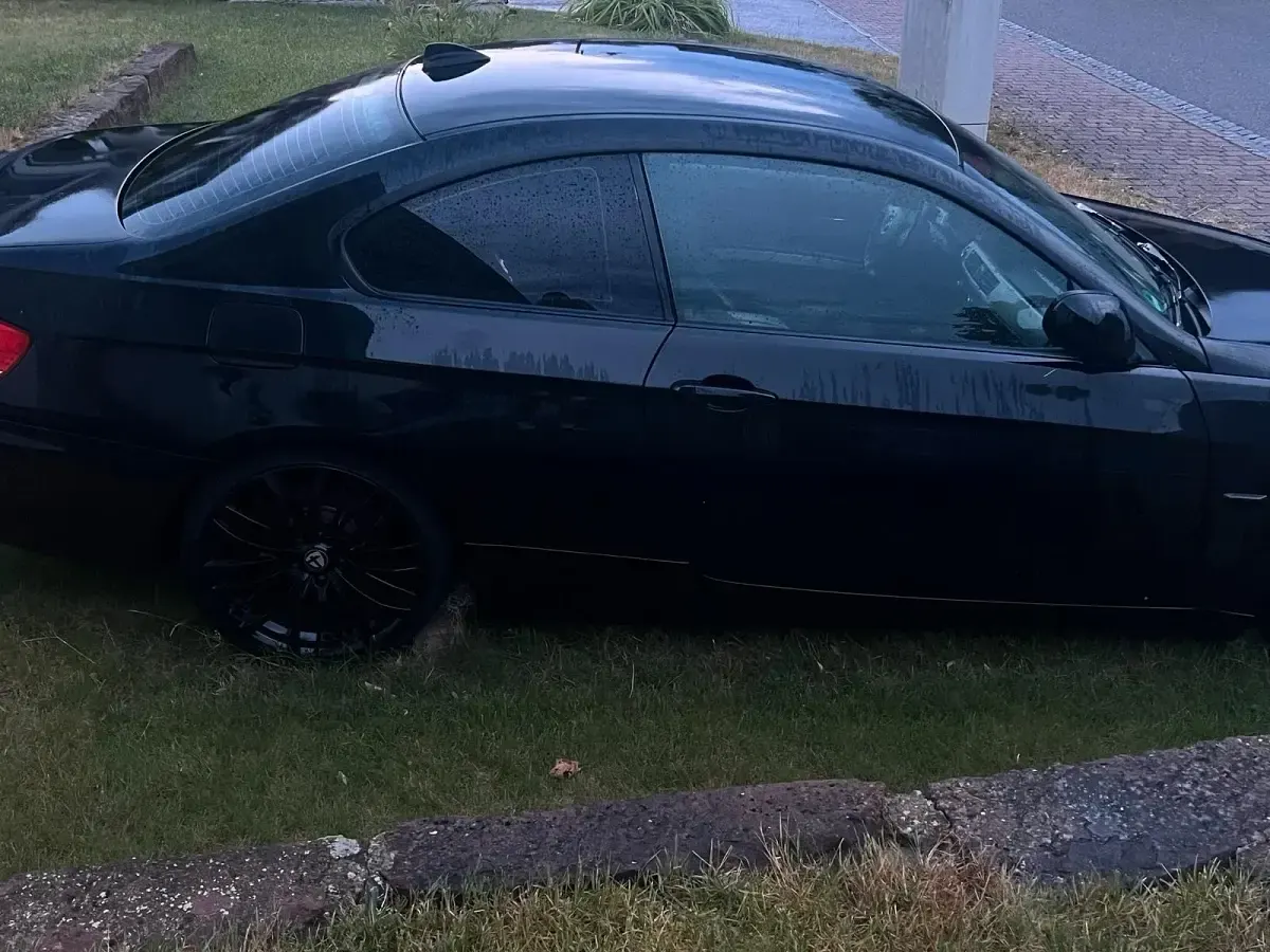 Gebraucht BMW 320 170 PS (125 kW) 2011 Schwarz Coupé