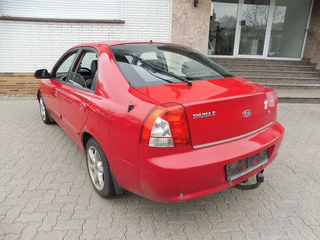 Używany Kia Shuma 114 KM (83 kW) 2004 Czerwony Hatchback