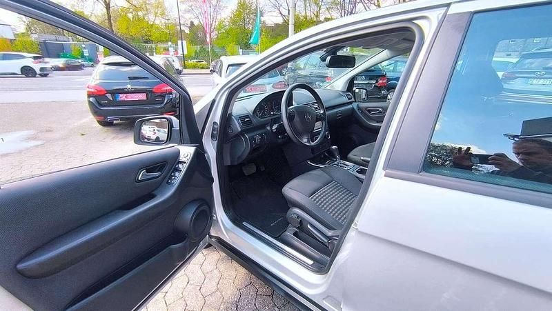 Gebraucht Mercedes A180 109 PS (80 kW) 2012 Polarsilber  metalliclack Kleinwagen