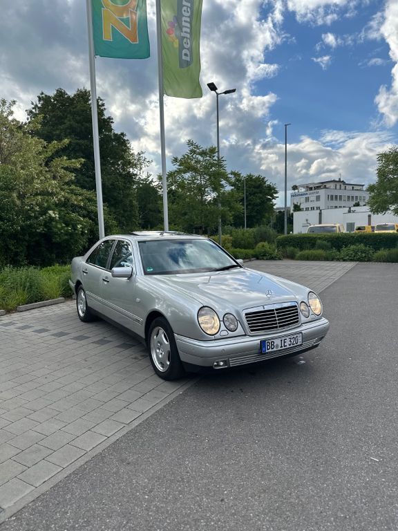 Silber Gebraucht 1999 Mercedes E320 Avantgarde Limousine | 10.500 € - Bild 1/4
