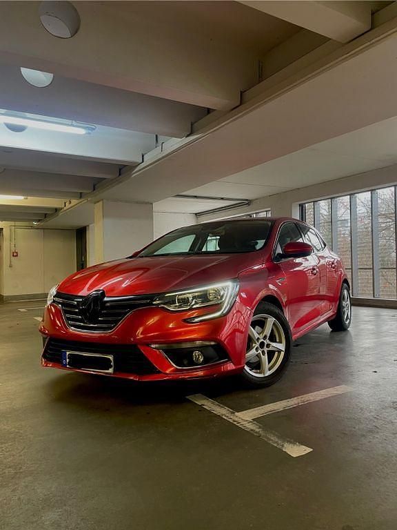 Rot Gebraucht 2017 Renault Mégane IV Intens Limousine | 8.200 € (Superpreis) - Bild 1/4
