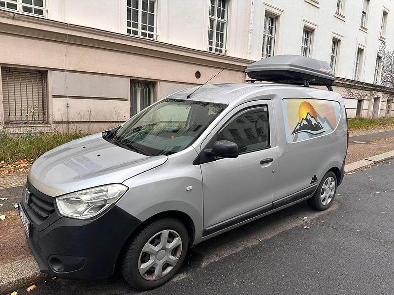 Grau Gebraucht 2017 Dacia Dokker Van / Kleinbus | 15.500 € - Bild 1/4