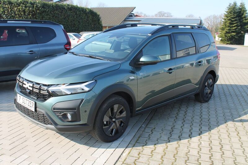 Grün Neu 2024 Dacia Jogger Expression Limousine | 23.290 € (Fairer Preis) - Bild 1/4