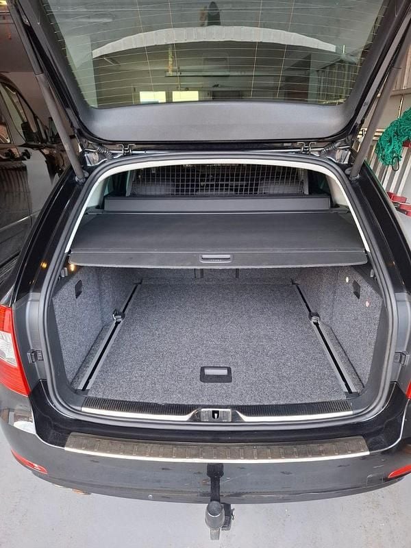 Gebraucht Skoda Superb Ambition 170 PS (125 kW) 2015 Schwarz Kombi