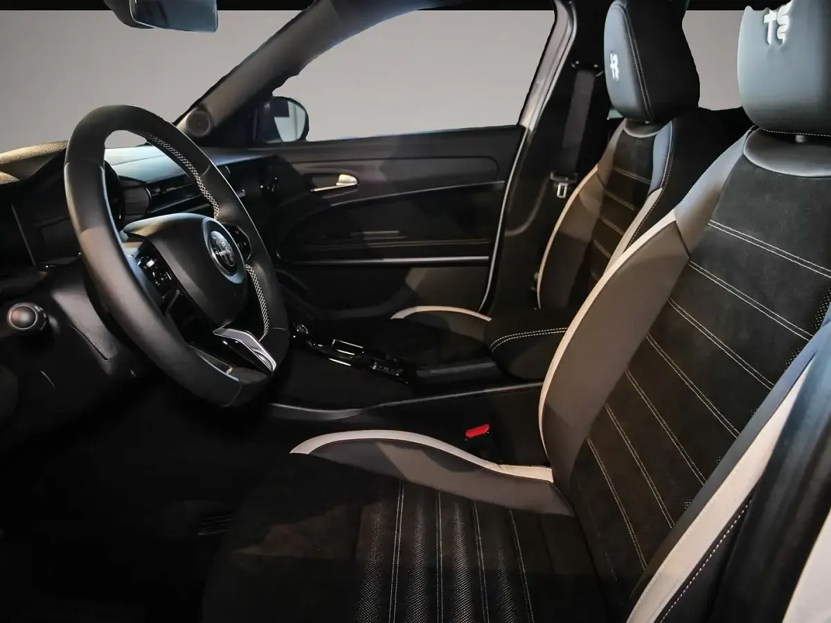 Neu Alfa Romeo Junior Edizione Speciale 145 PS (106 kW) 2026 Manufacturer SUV