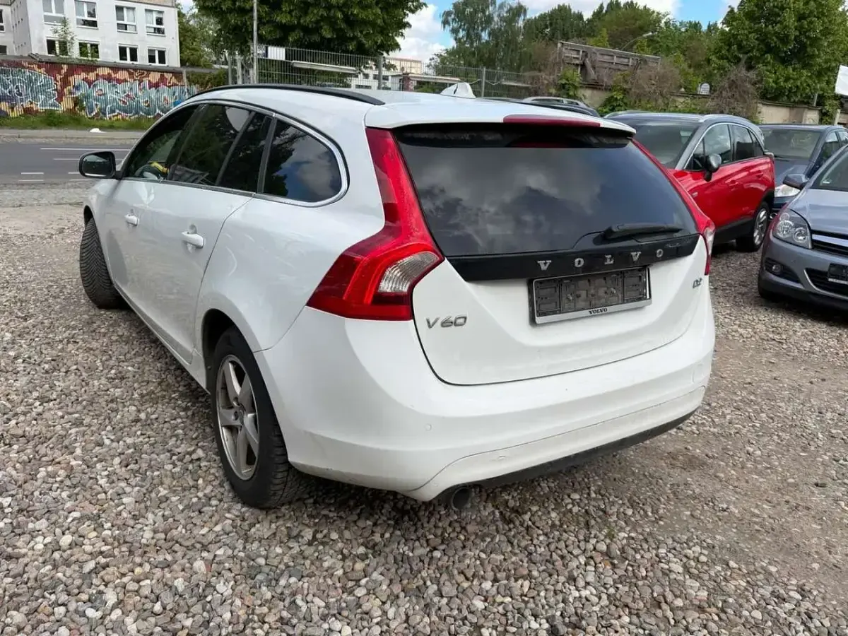 Gebraucht Volvo V60 Momentum 120 PS (88 kW) 2016 Weiß Kombi