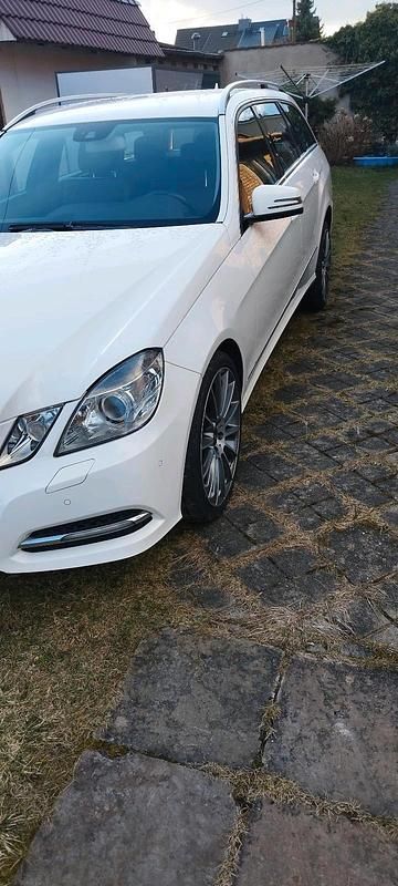 Gebraucht Mercedes E220 Avantgarde 170 PS (125 kW) 2012 Weiß Kombi