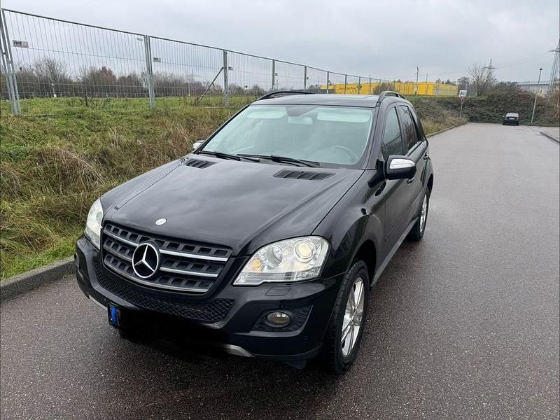 Schwarz Gebraucht 2010 Mercedes ML350 SUV | 7.500 € (Guter Preis) - Bild 1/4