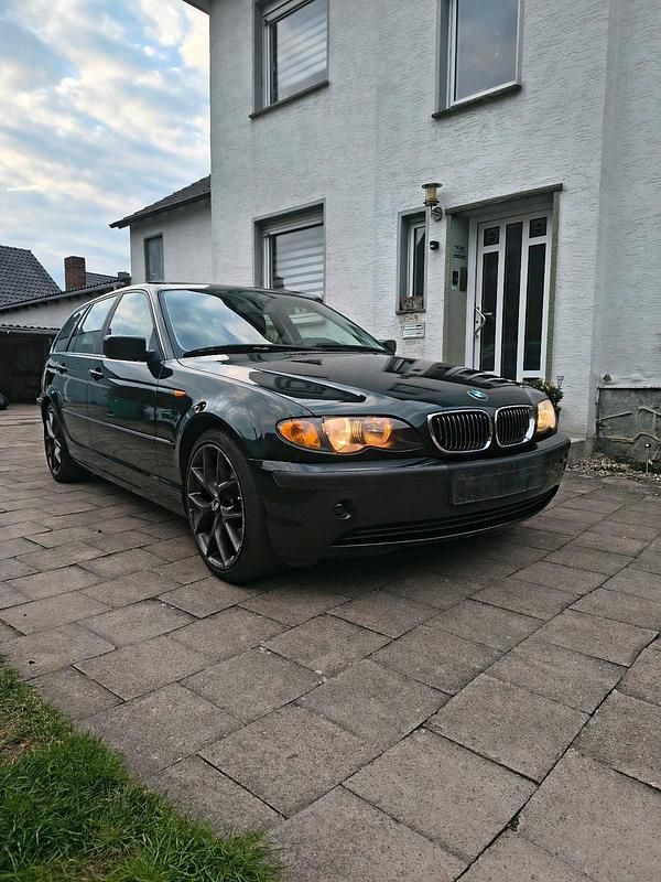 Grün Gebraucht 2002 BMW 320 Kombi | 2.500 € (Fairer Preis) - Bild 1/4