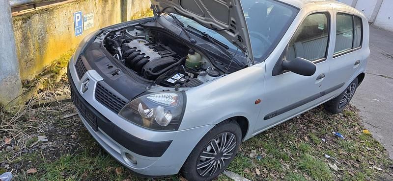 Gebraucht Renault Clio II 74 PS (54 kW) 2001 Silber Kleinwagen