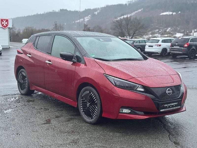 Gebraucht Nissan Leaf N-Connecta 110 kW (150 PS) 2023 Red pm/ black p Kleinwagen