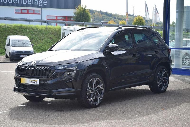 Schwarz Neu 2025 Skoda Karoq SportLine SUV | 39.890 € (Guter Preis) - Bild 1/4
