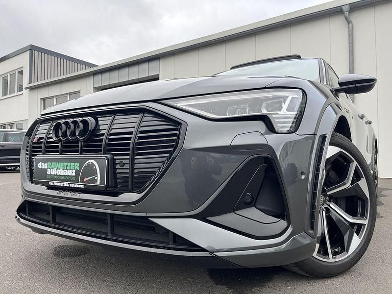Grau Gebraucht 2022 Audi e-tron Ambiente SUV | 44.860 € (Superpreis) - Bild 1/4