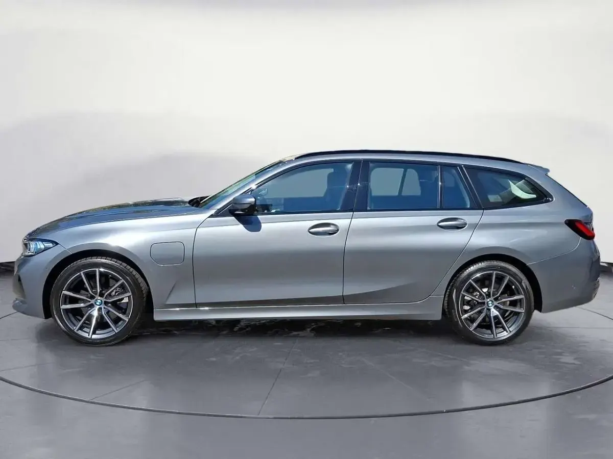 Gebraucht BMW 330e Comfort Edition 292 PS (214 kW) 2025 Grau Kombi
