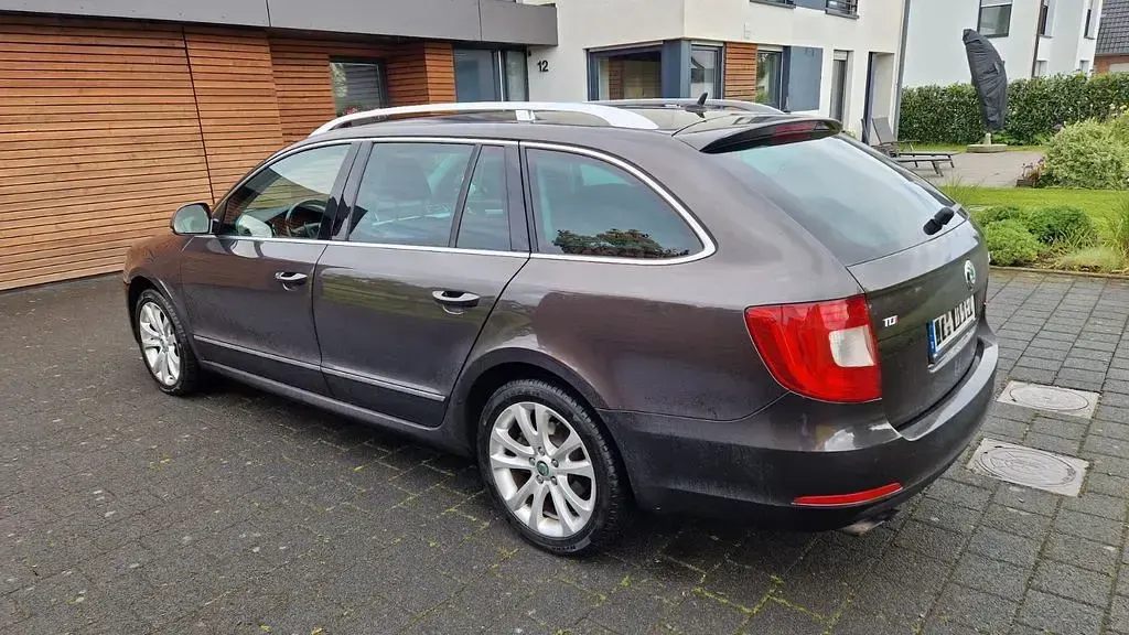 Używany Skoda Superb Elegance 140 KM (102 kW) 2010 Brązowy Kombi