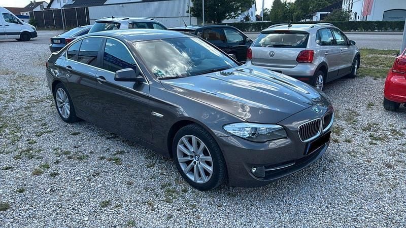 Braun Gebraucht 2013 BMW 520 Limousine | 8.790 € (Superpreis) - Bild 1/4