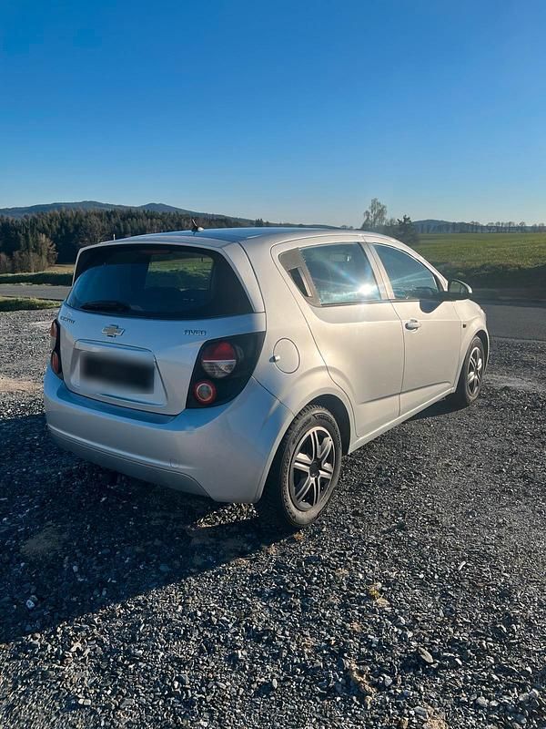 Gebraucht Chevrolet Aveo LT 101 PS (74 kW) 2011 Silber Kleinwagen