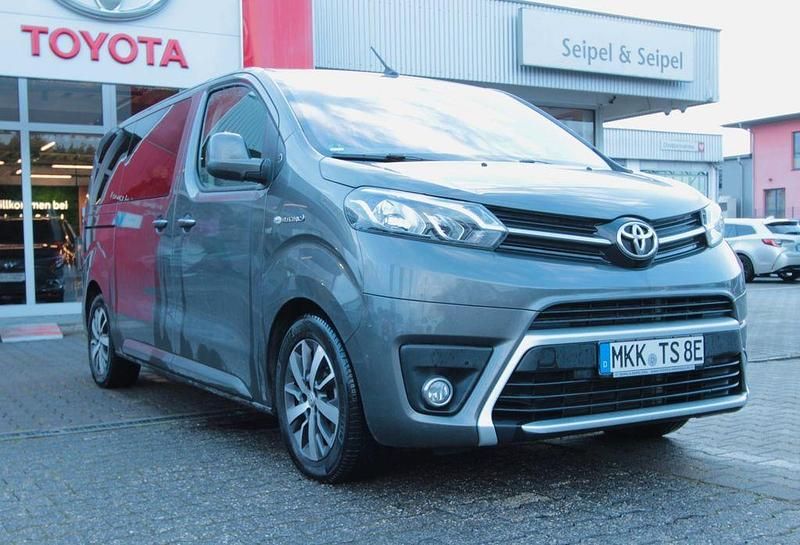 Grau Gebraucht 2021 Toyota Proace Verso Team Kombi | 33.690 € (Fairer Preis) - Bild 1/4