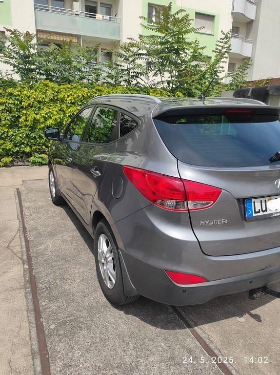 Grau Gebraucht 2012 Hyundai ix35 SUV | 7.950 € (Etwas zu teuer) - Bild 1/4
