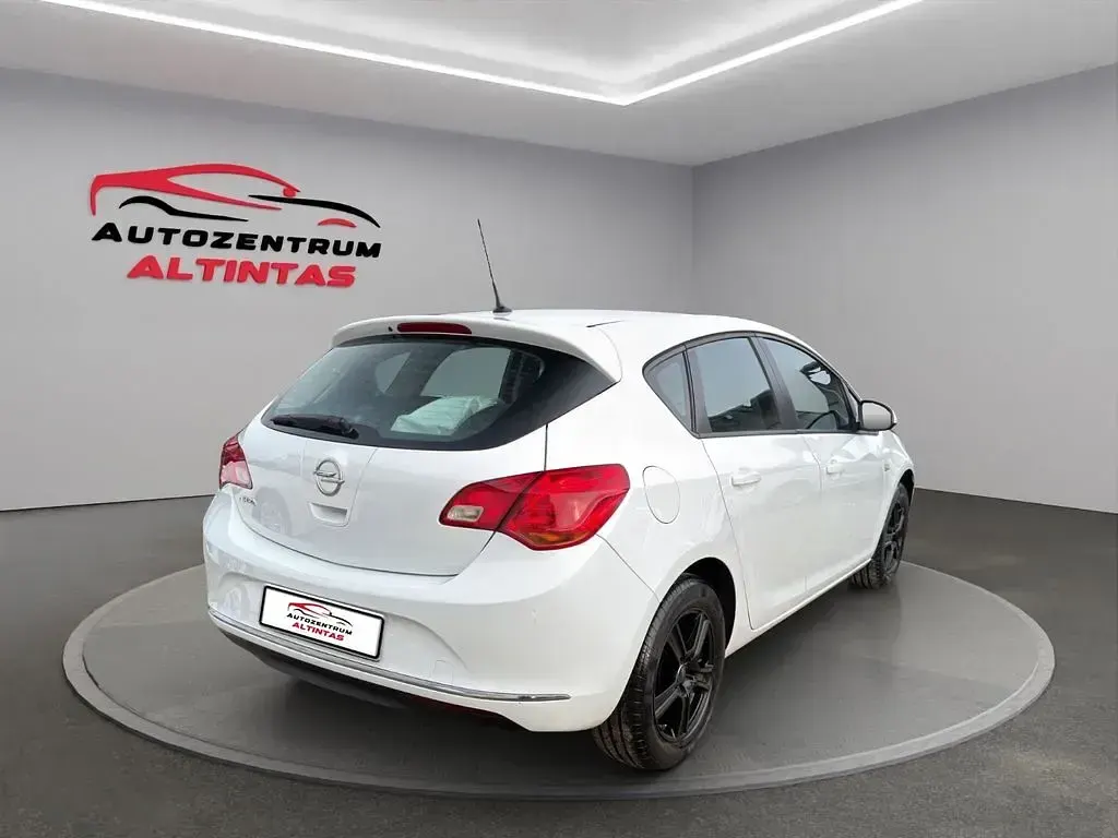 Używany Opel Astra Selection 101 KM (74 kW) 2015 Biały Sedan/Limuzyna