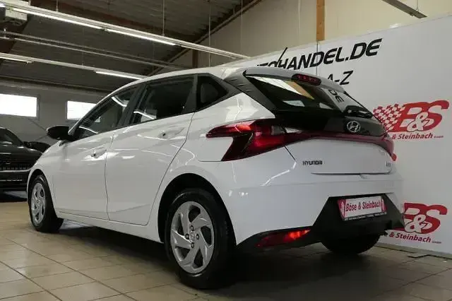 Gebraucht Hyundai i20 Select 101 PS (74 kW) 2022 Weiß Kleinwagen