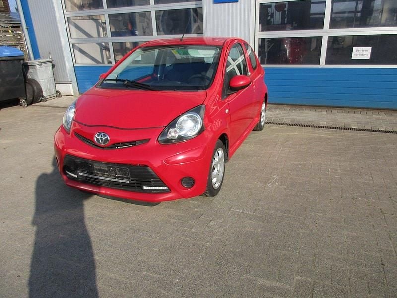 Gebraucht Toyota Aygo Cool 68 PS (50 kW) 2013 Rot Kleinwagen